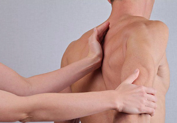 Eine Rückenmassage bei einem Mann